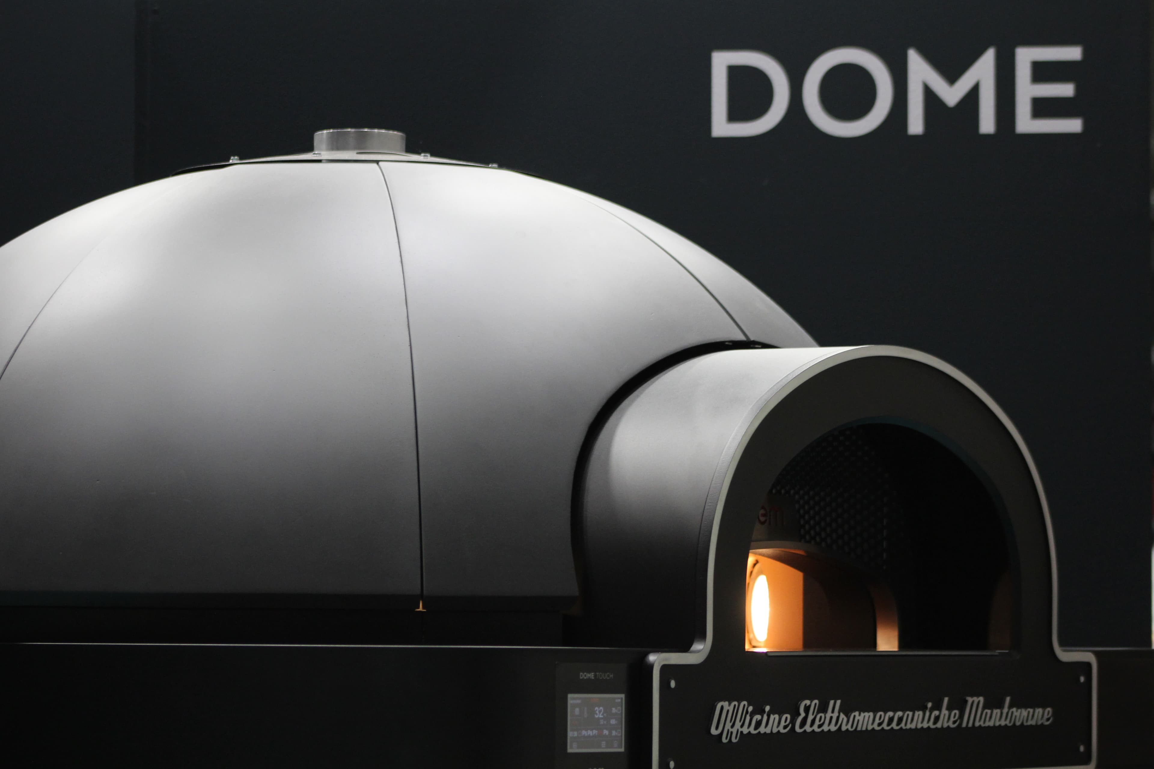 Kuppel-Pizzaofen mit Flamme – Pizzeria