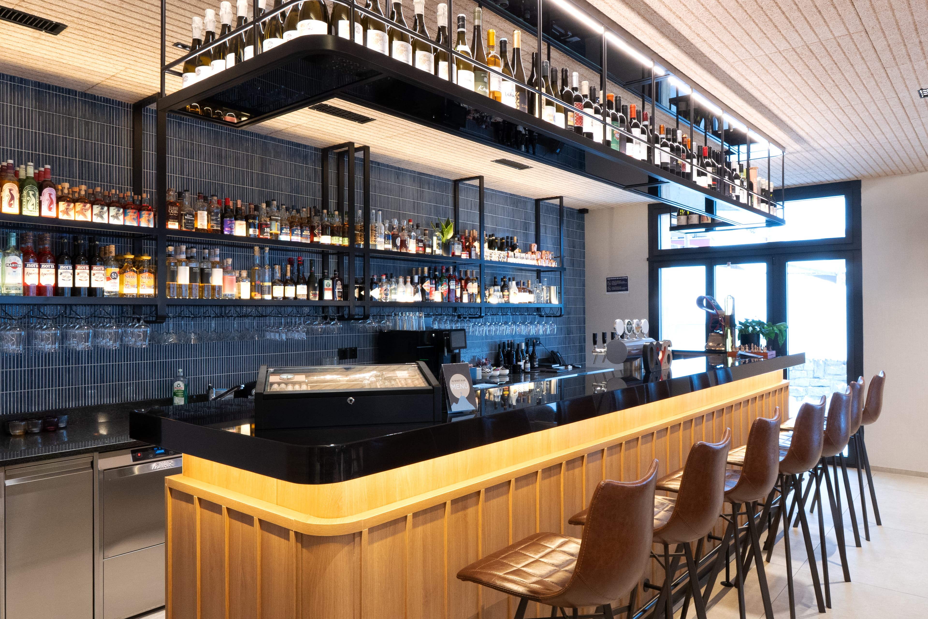 Bar-Einrichtung im Panoramahotel Braunwald – Bild 1