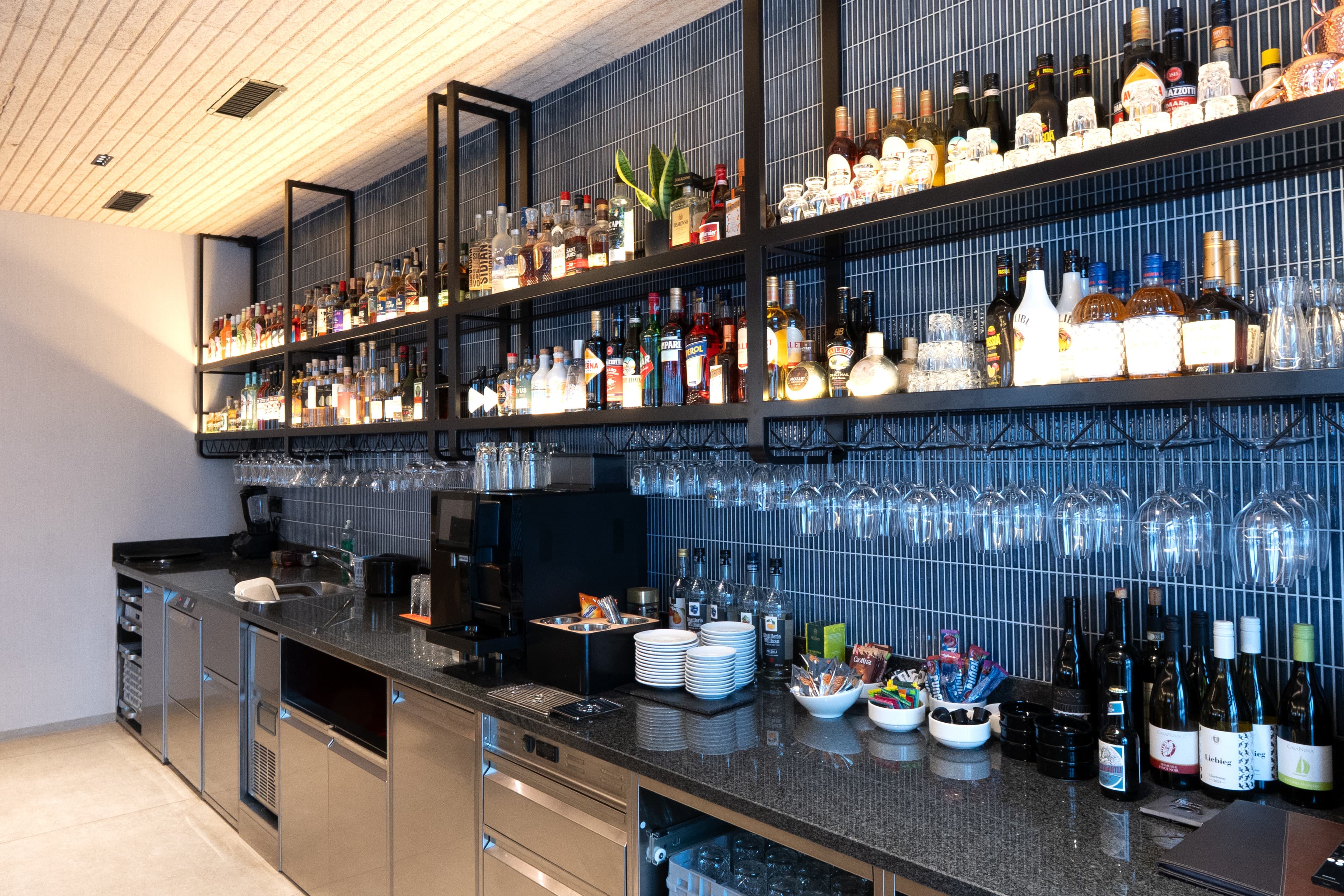 Bar-Einrichtung im Panoramahotel Braunwald – Bild 2