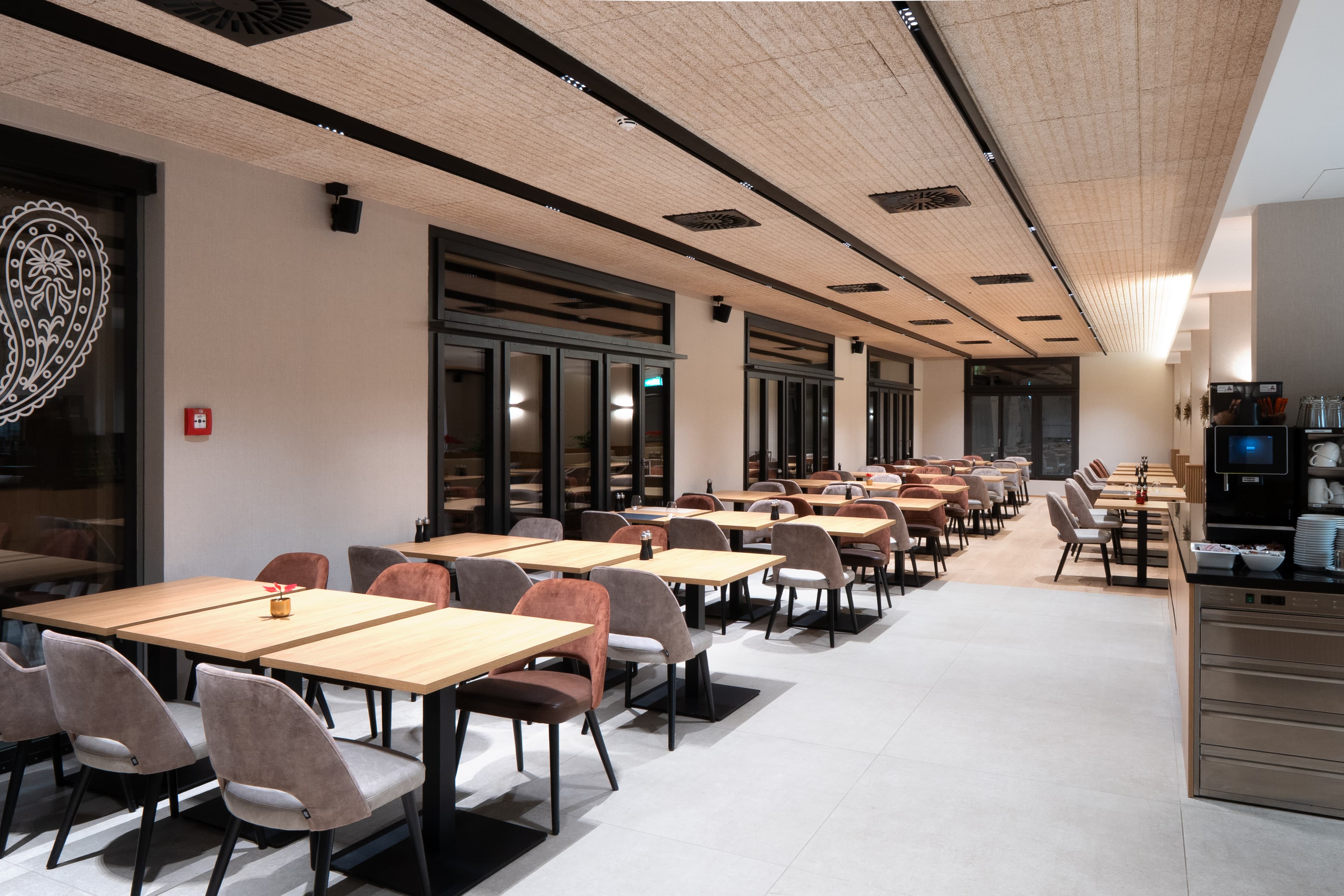 Möbliertes Restaurant im Panoramahotel Braunwald – Bild 1