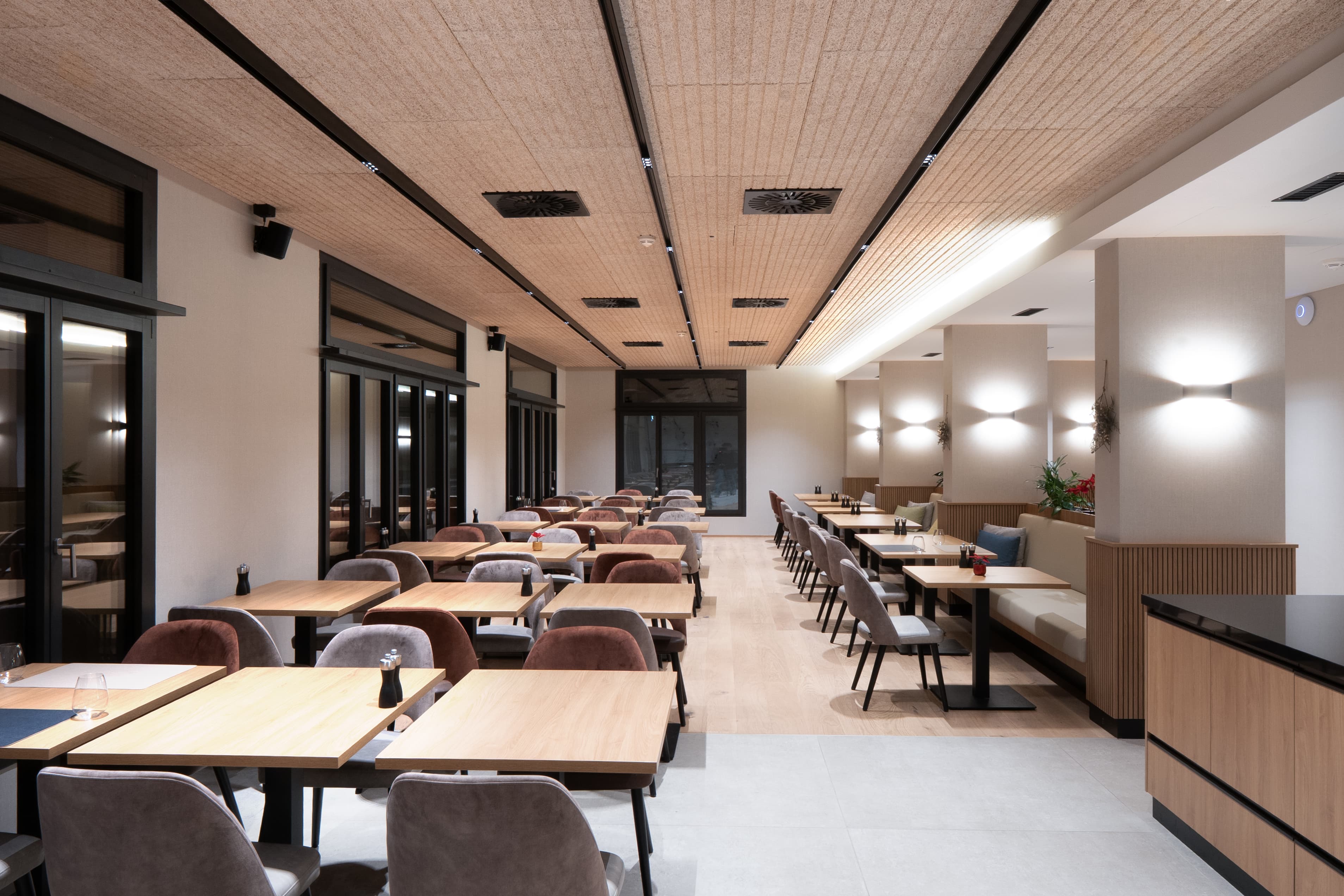Möbliertes Restaurant im Panoramahotel Braunwald – Bild 2