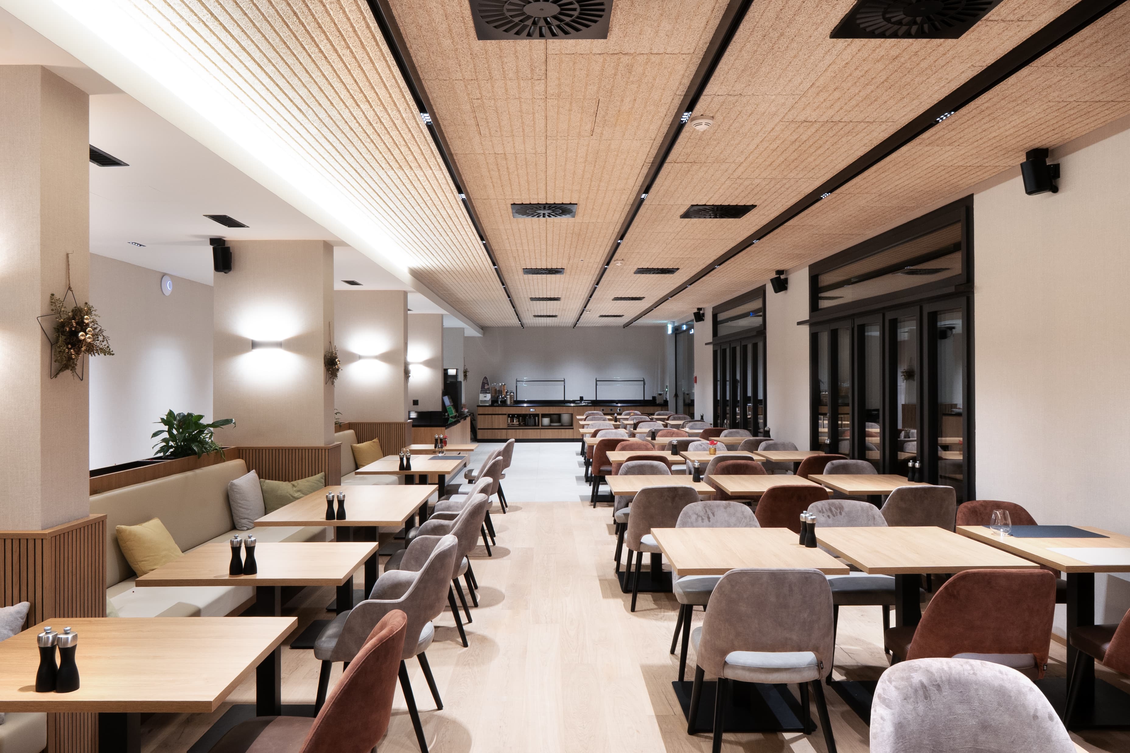 Möbliertes Restaurant im Panoramahotel Braunwald – Bild 4