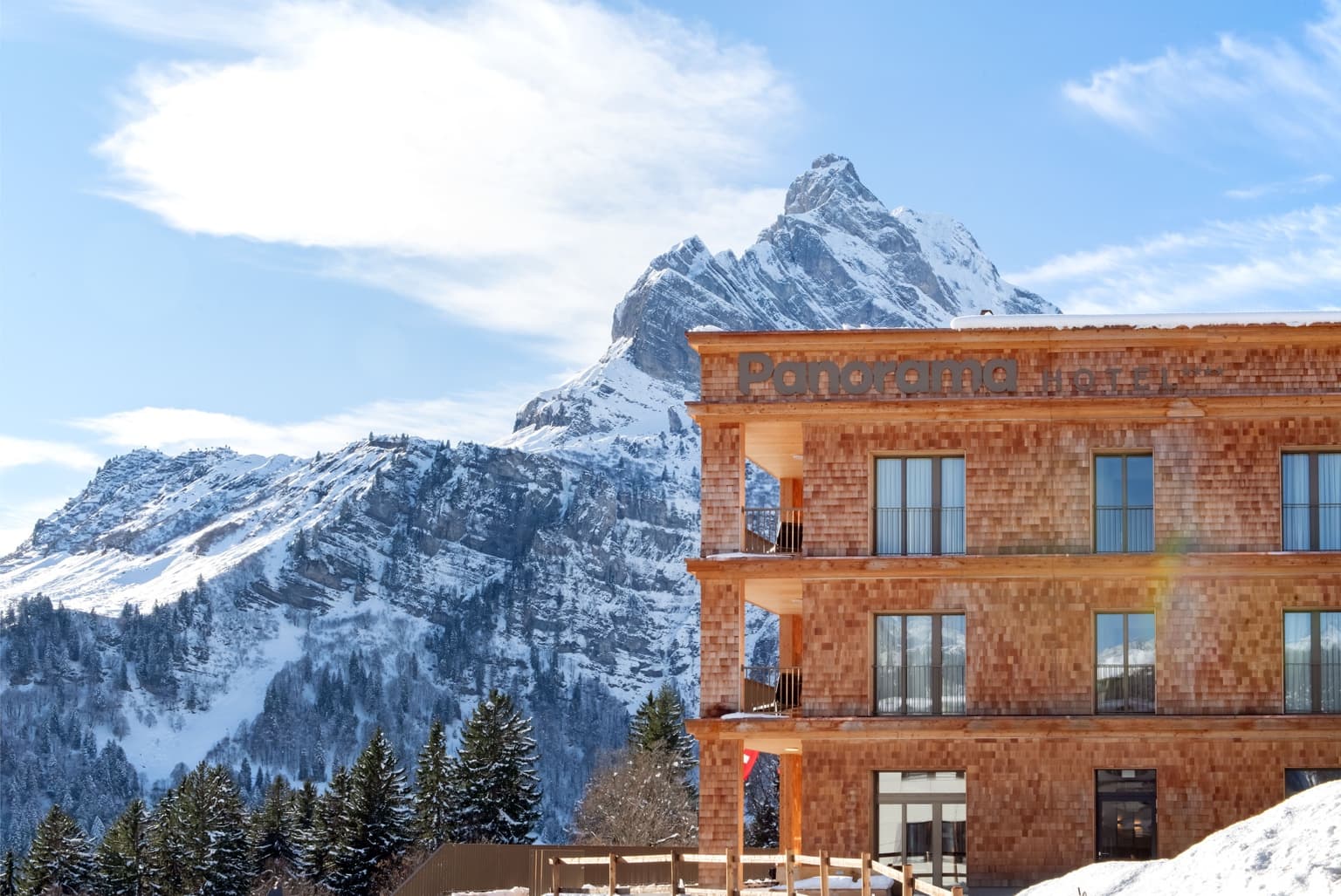 Möblierte Terrasse des Panoramahotels Braunwald – Bild 1