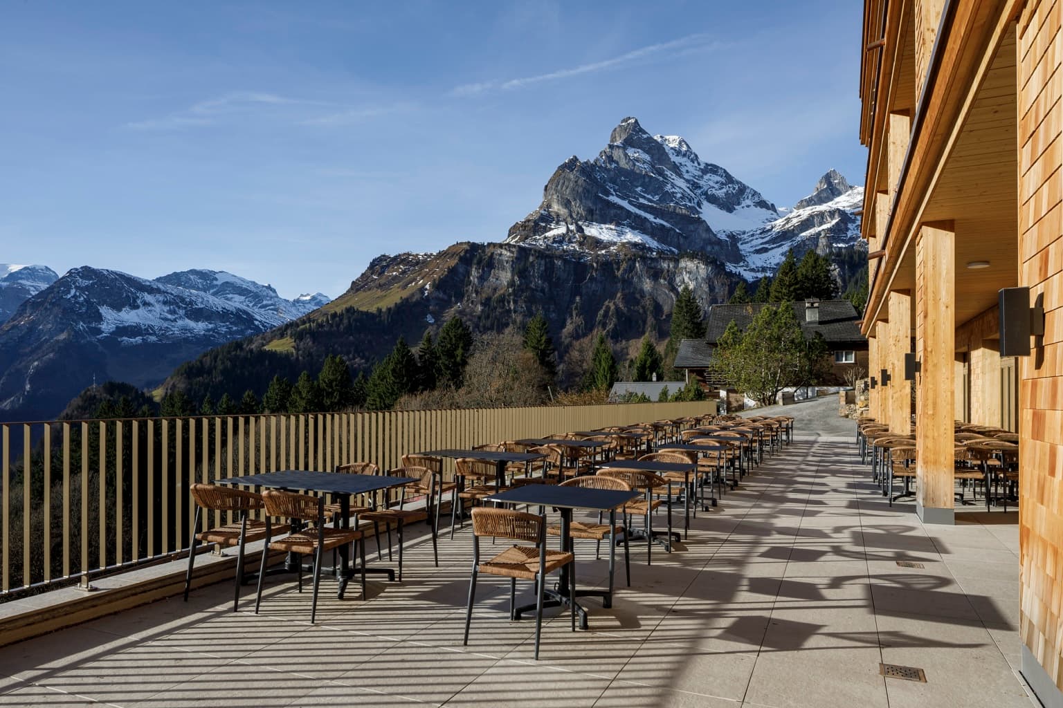 Möblierte Terrasse des Panoramahotels Braunwald – Bild 2