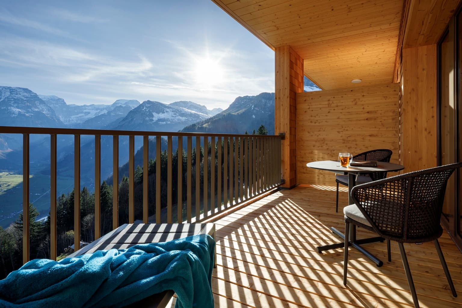 Möblierte Terrasse des Panoramahotels Braunwald – Bild 3