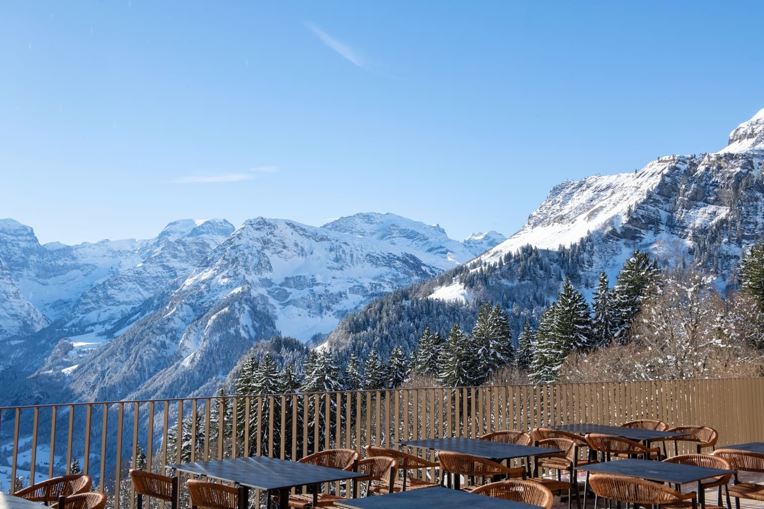 Möblierte Terrasse des Panoramahotels Braunwald – Bild 4