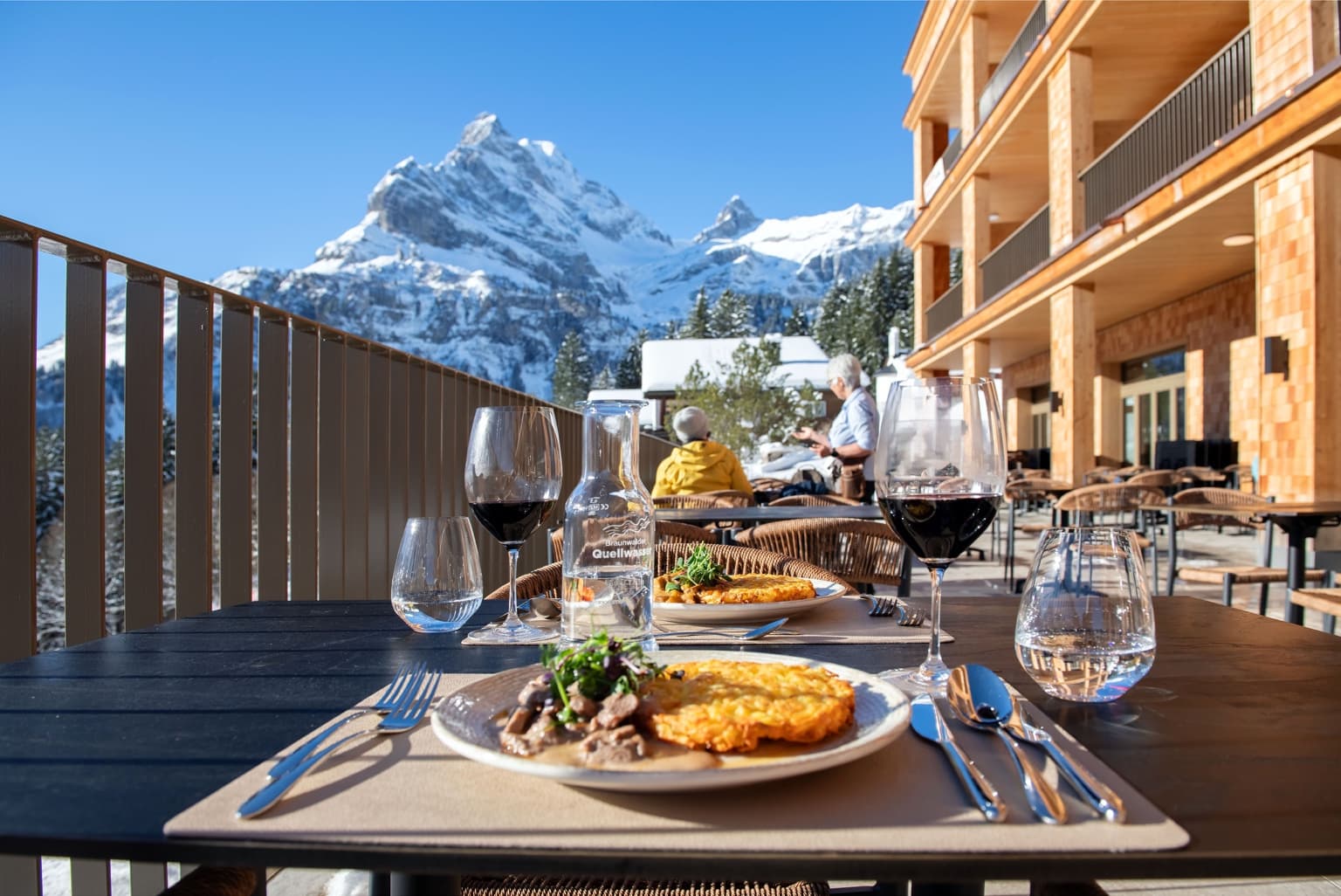 Möblierte Terrasse des Panoramahotels Braunwald – Bild 5