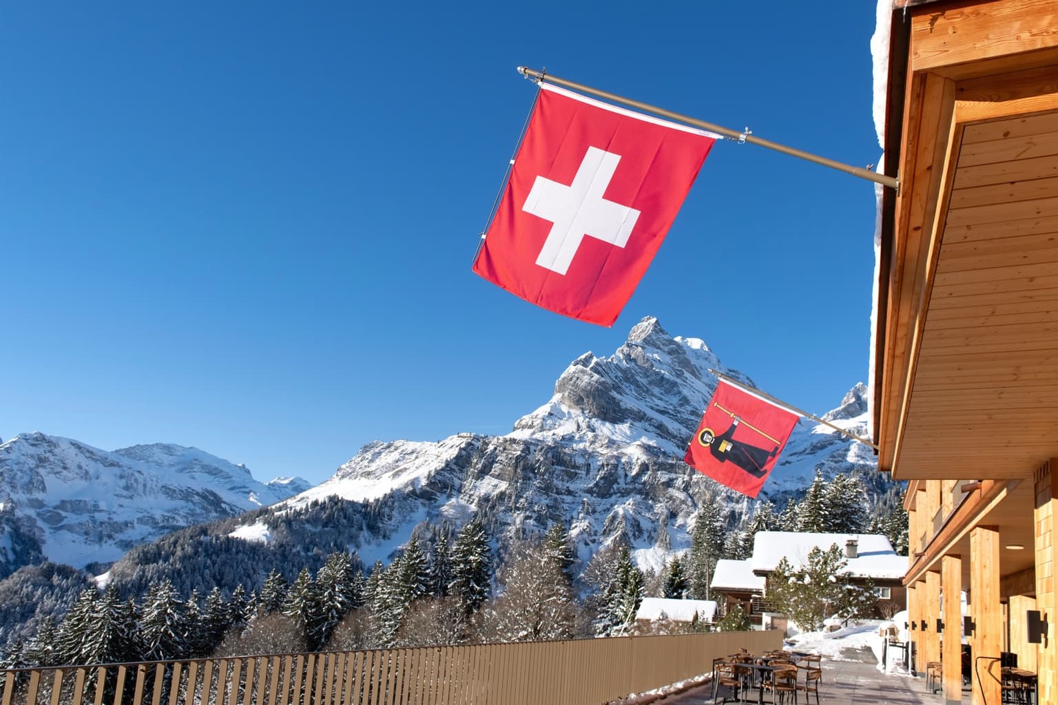 Möblierte Terrasse des Panoramahotels Braunwald – Bild 8