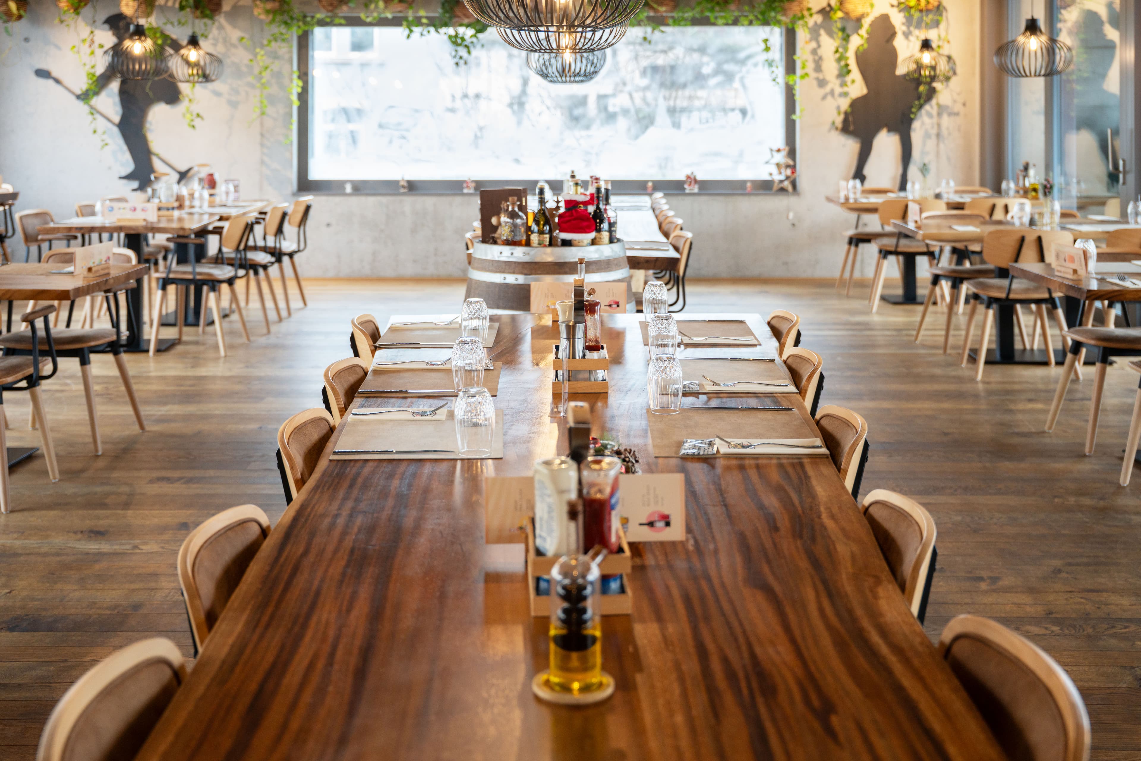 Innen-Möblierung im Restaurant Burger Republic in Schönenwerd – Bild 2