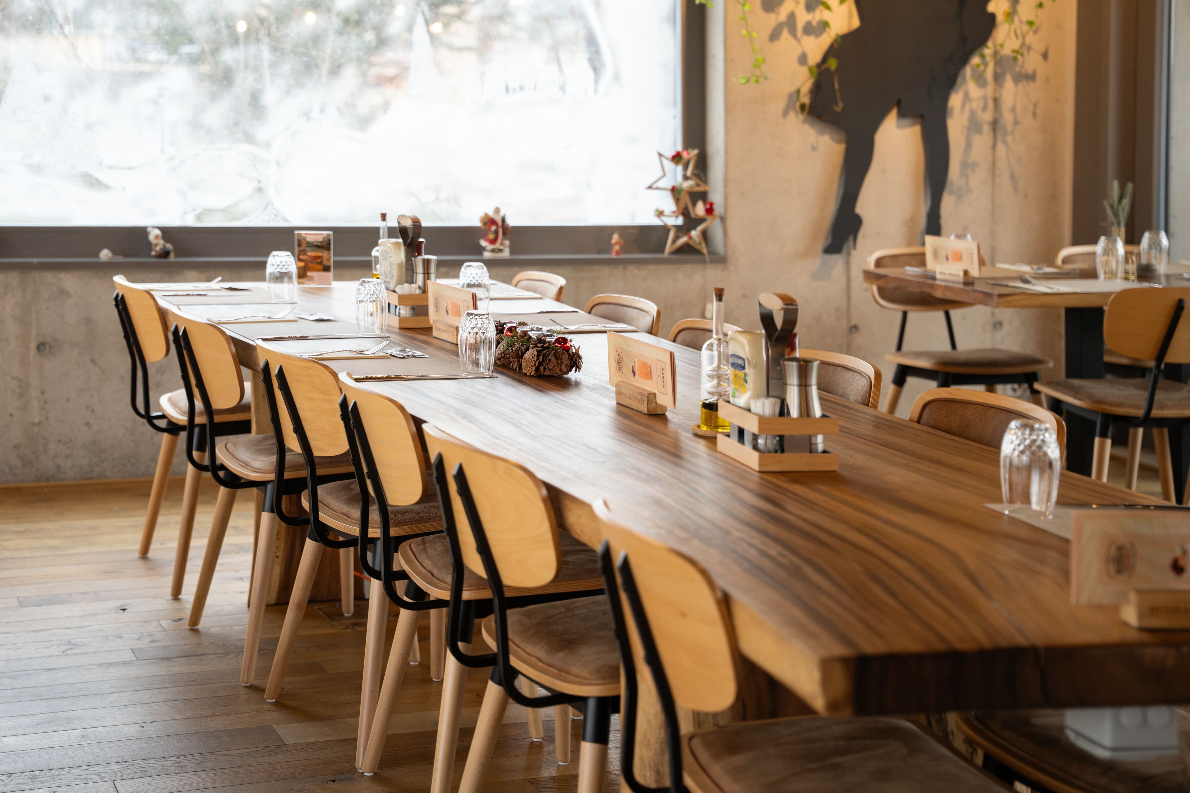 Innen-Möblierung im Restaurant Burger Republic in Schönenwerd – Bild 3