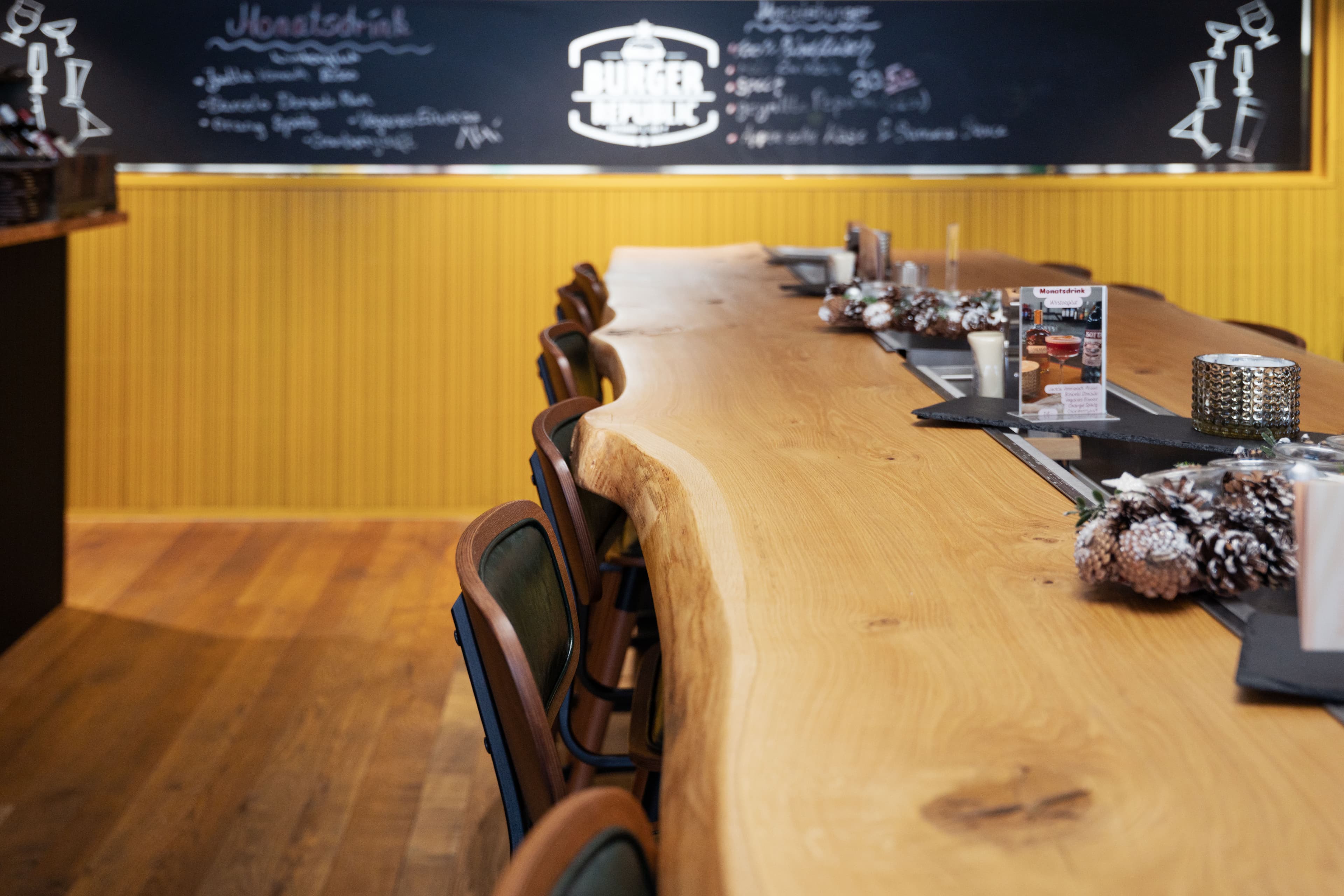 Innen-Möblierung im Restaurant Burger Republic in Schönenwerd – Bild 4