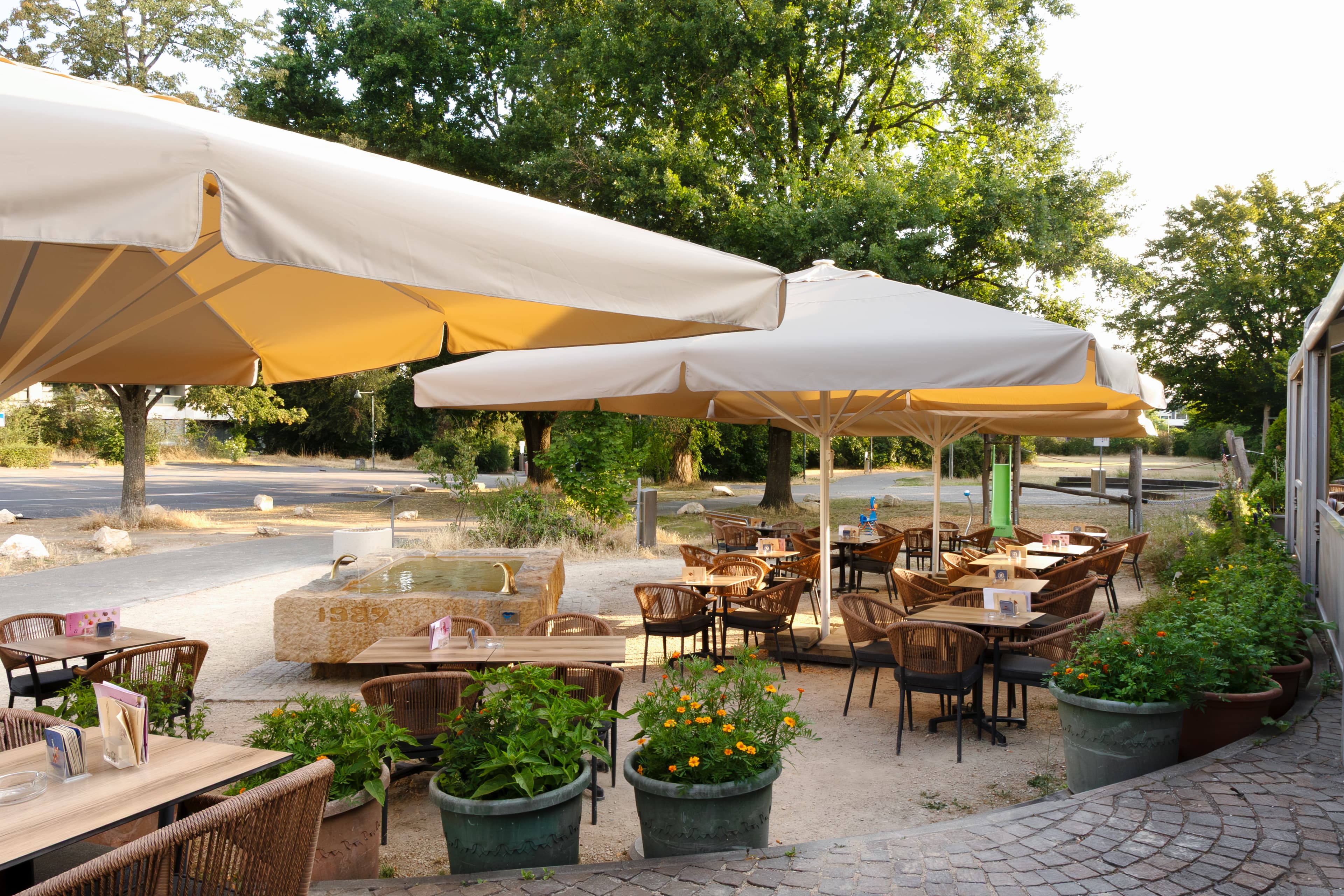 Möblierte Gartenwirtschaft der Café Bar Messana in Birsfelden – Bild 1