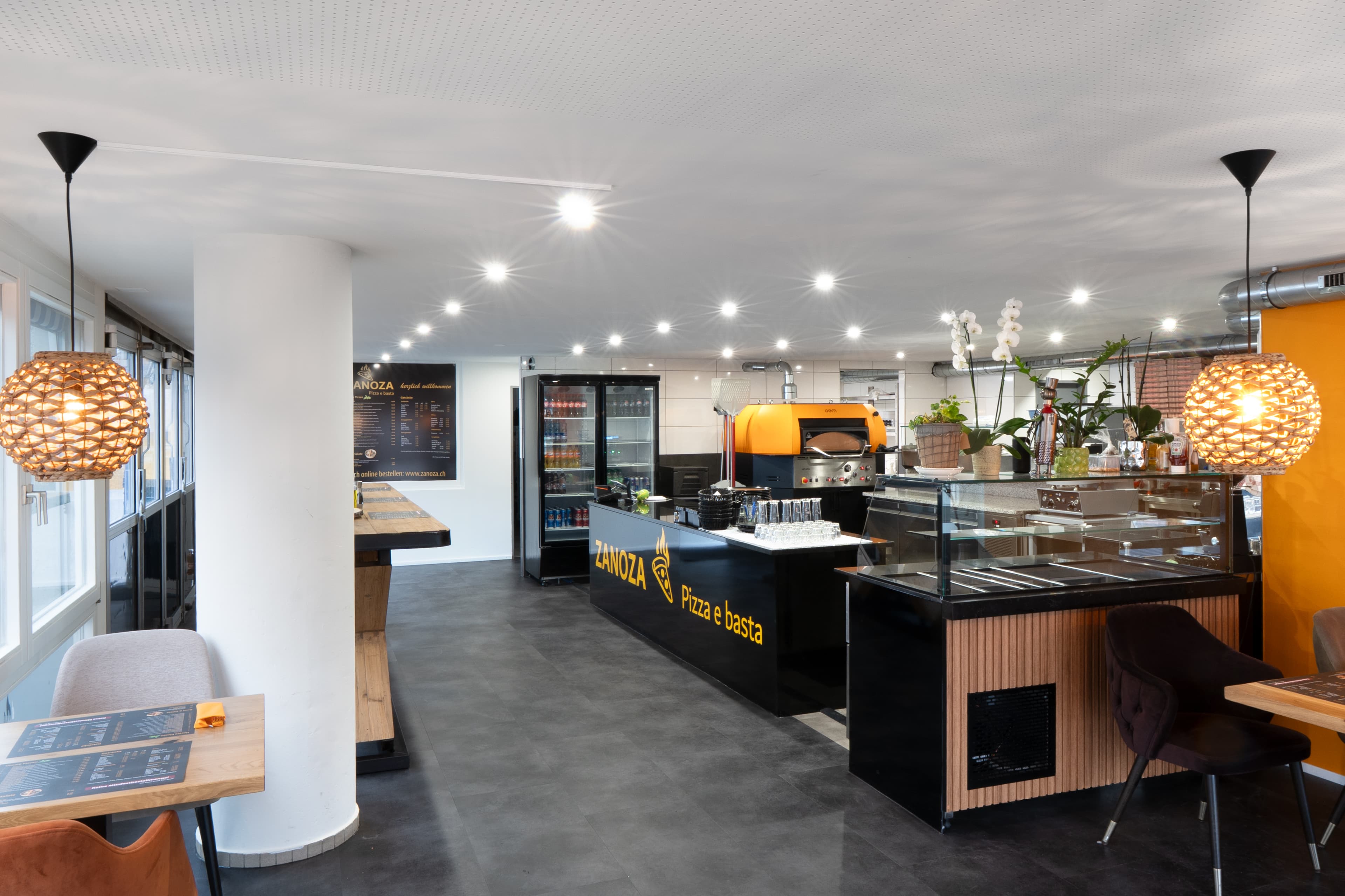 Küche und Gastraum der Pizzeria Zanoza Pizza e basta in Reinach – Bild 1