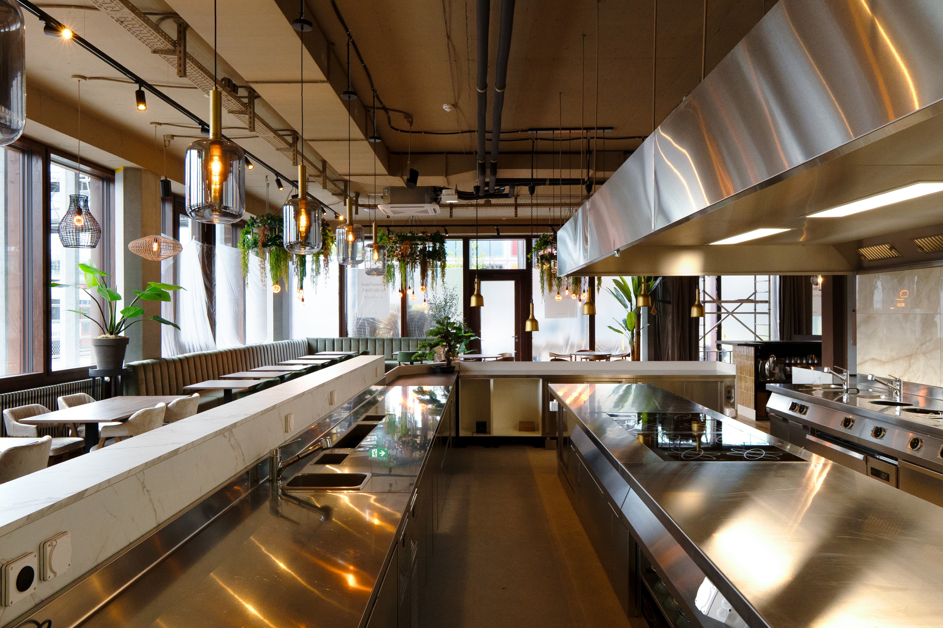 Showküche, Bar und Gastraum im ZAP Restaurant Luzern – Bild 1