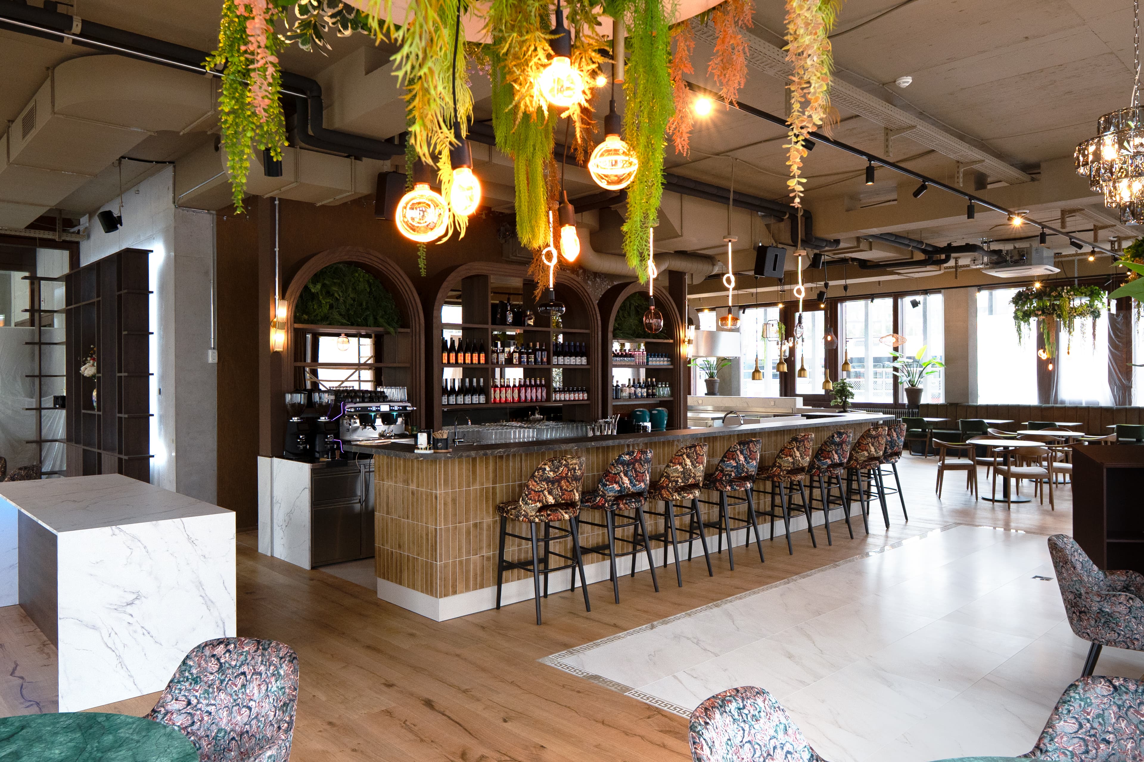 Bar-Anlage mit Natursteinabdeckung im ZAP Restaurant Luzern – Bild 1