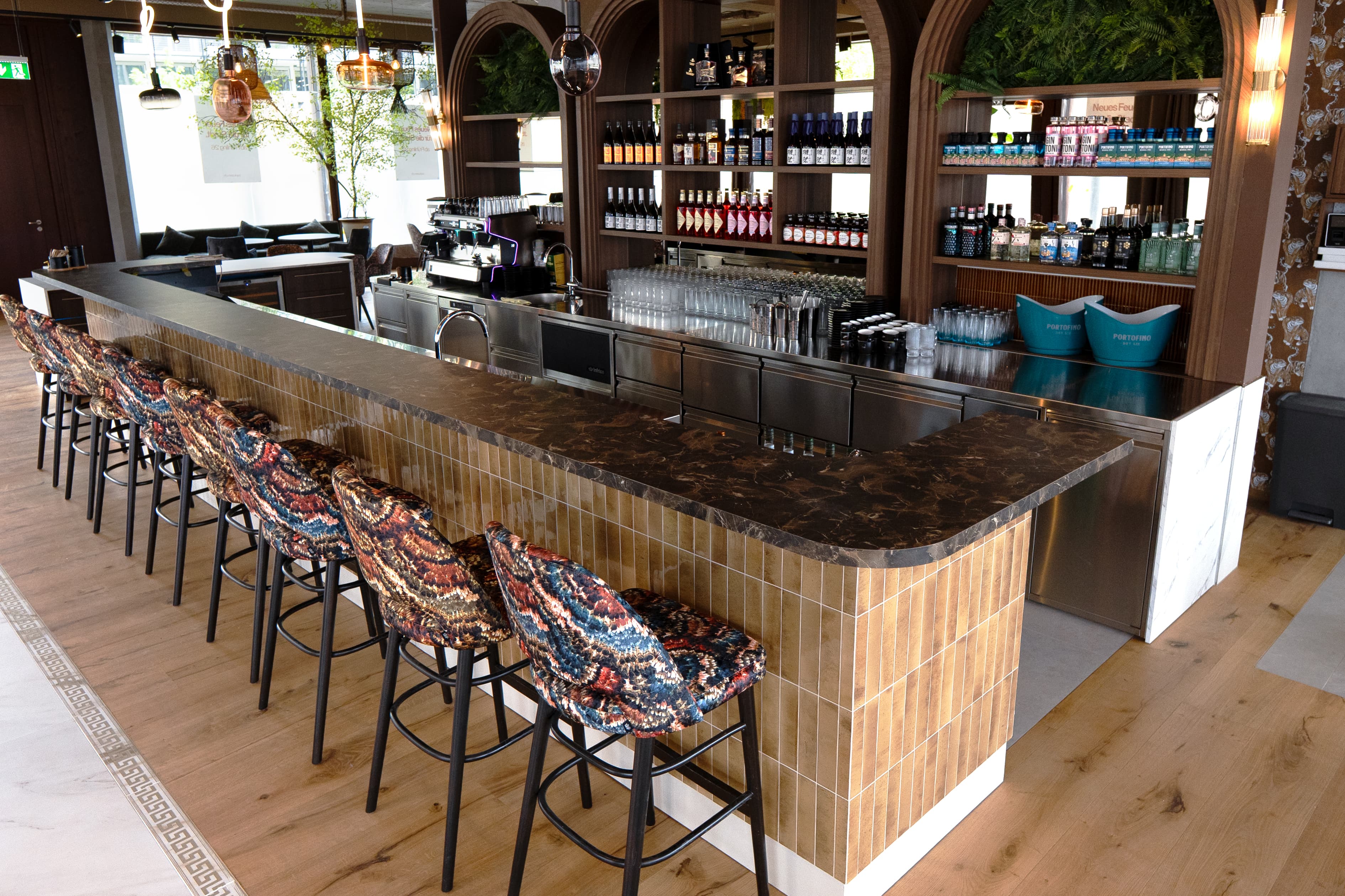 Bar-Anlage mit Natursteinabdeckung im ZAP Restaurant Luzern – Bild 2