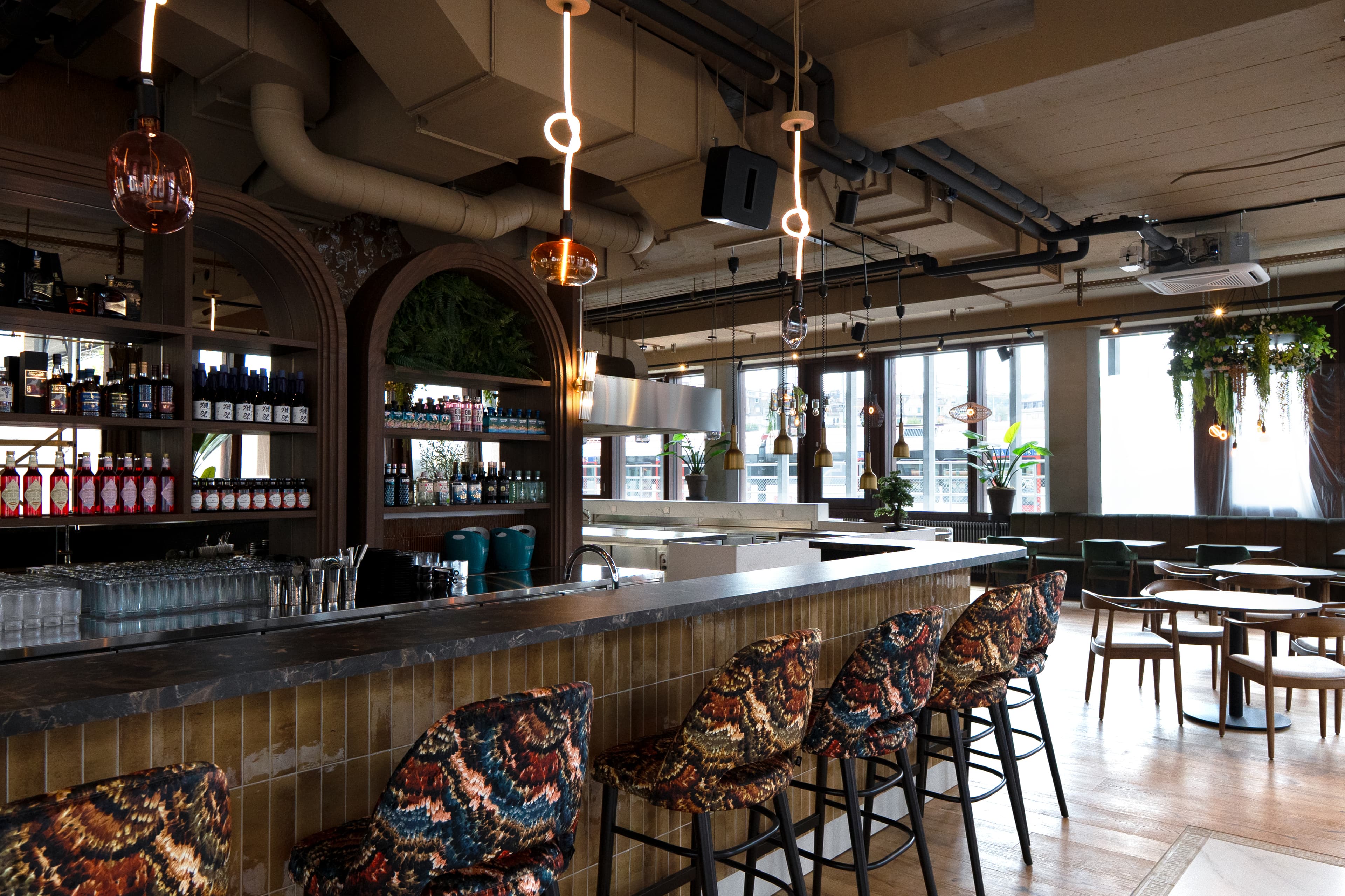 Bar-Anlage mit Natursteinabdeckung im ZAP Restaurant Luzern – Bild 3