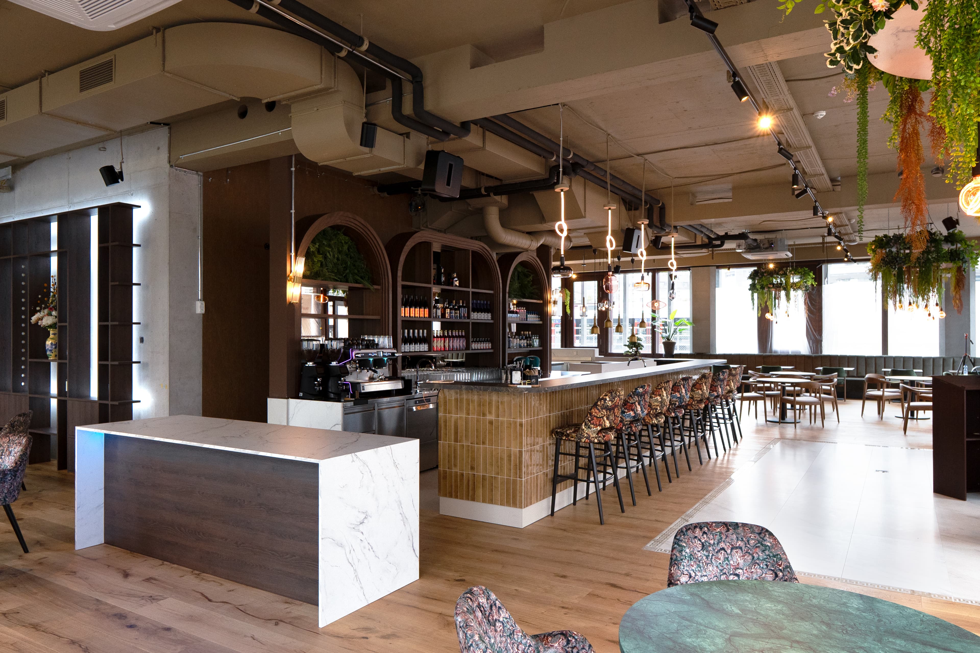 Bar-Anlage mit Natursteinabdeckung im ZAP Restaurant Luzern – Bild 4