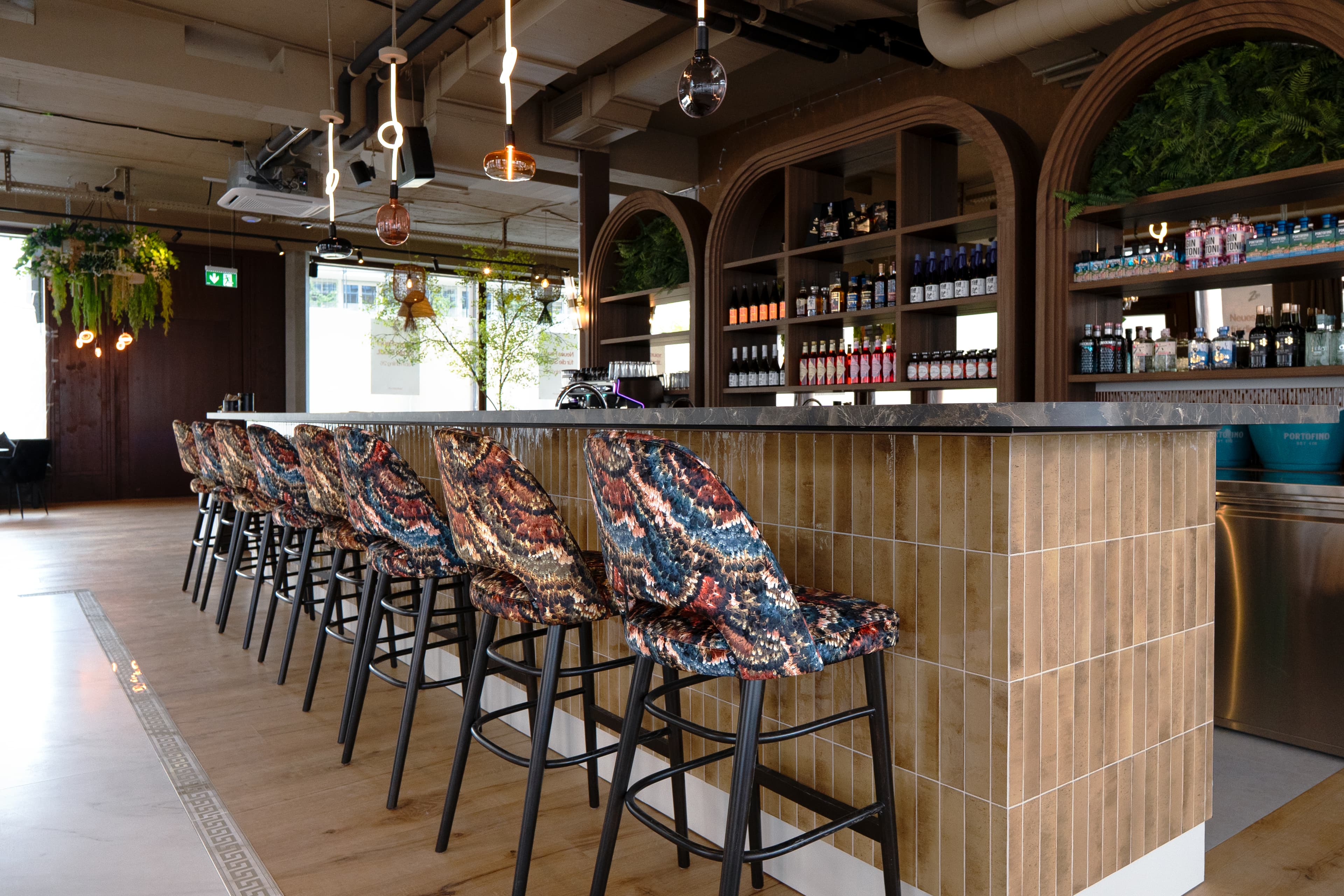 Bar-Anlage mit Natursteinabdeckung im ZAP Restaurant Luzern – Bild 5