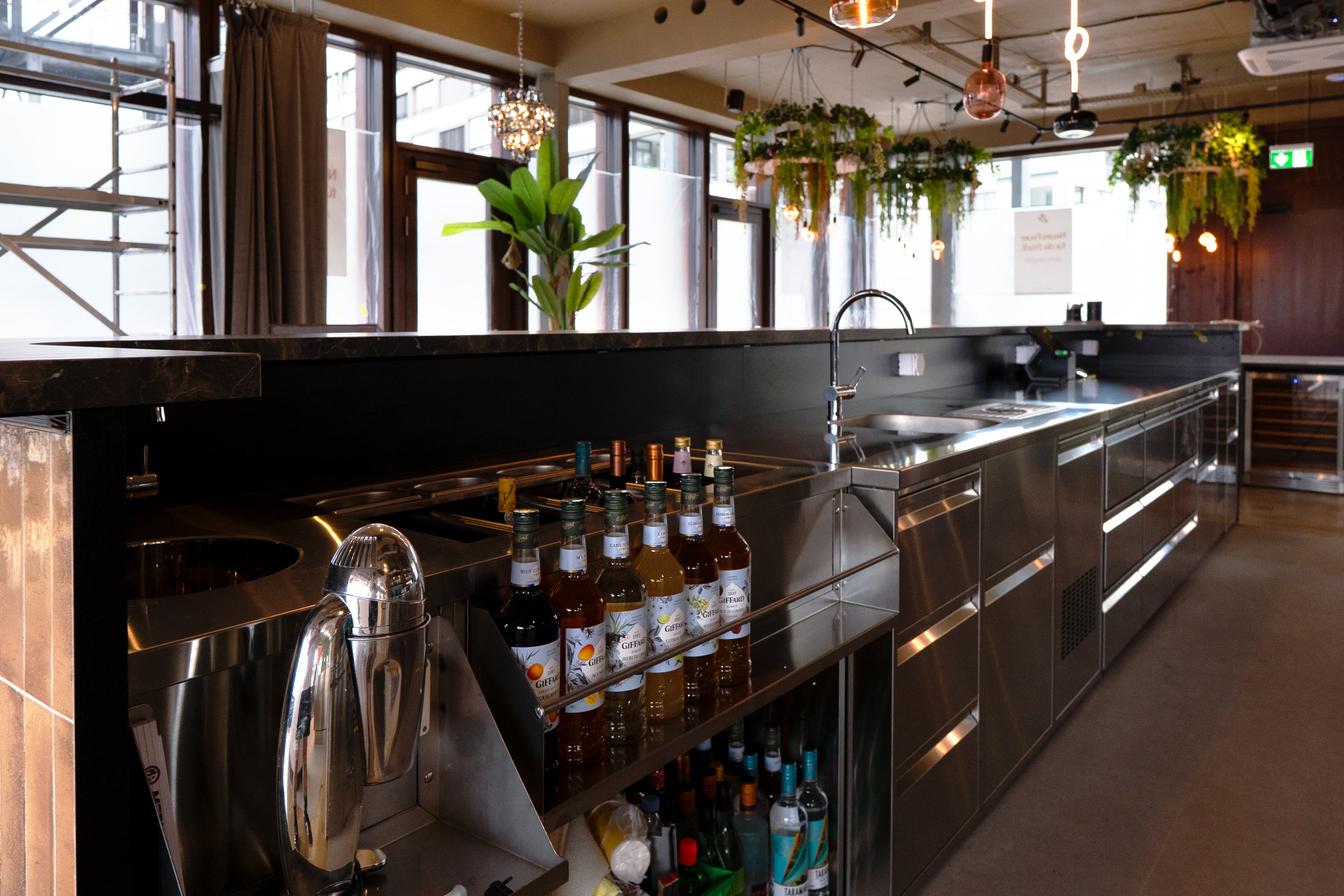 Bar-Anlage mit Natursteinabdeckung im ZAP Restaurant Luzern – Bild 8