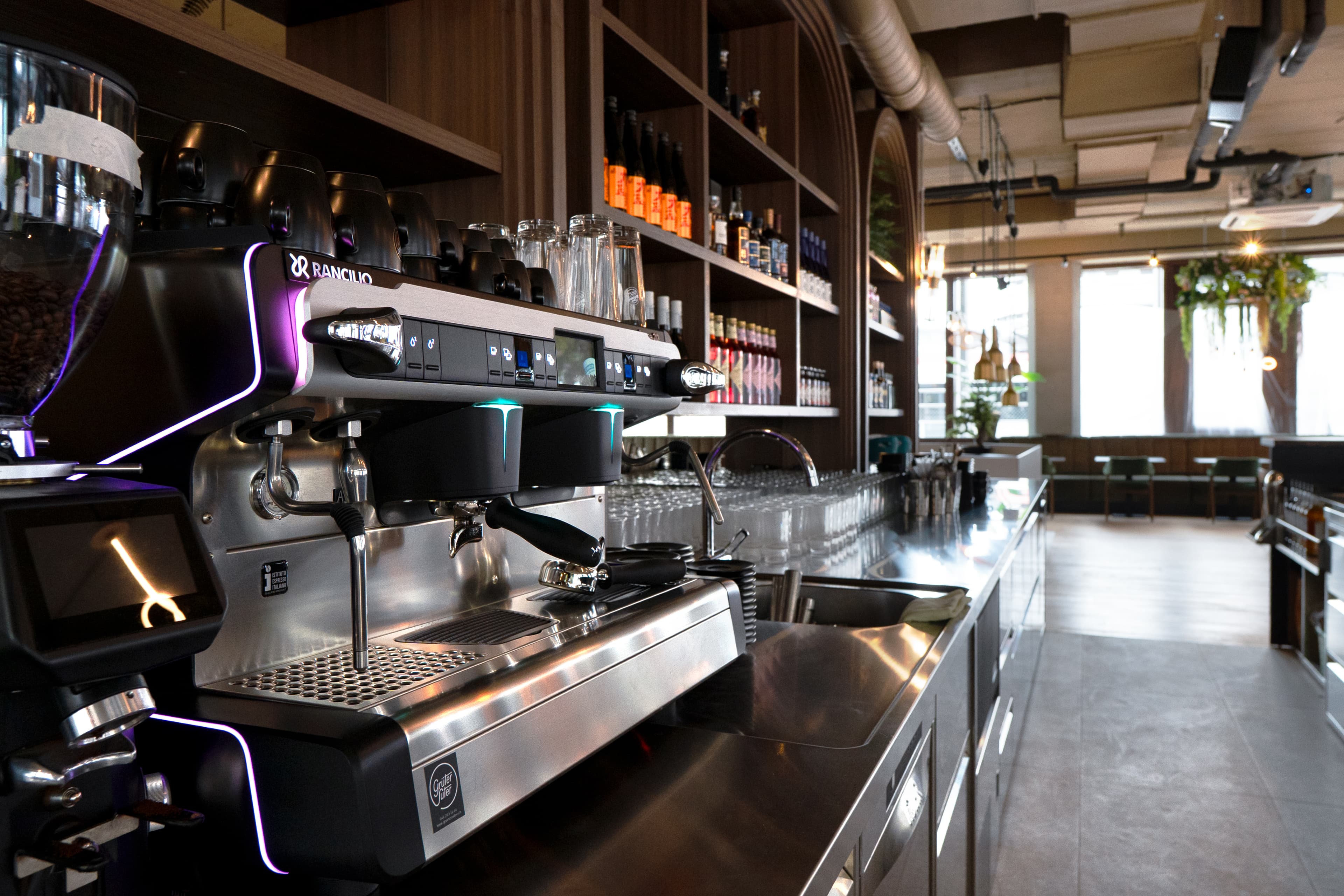 Bar-Anlage mit Natursteinabdeckung im ZAP Restaurant Luzern – Bild 9